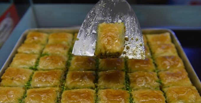 Bu şehirde yaşayanlar dikkat! 20 baklava incelendi 5'inde dışkı çıktı